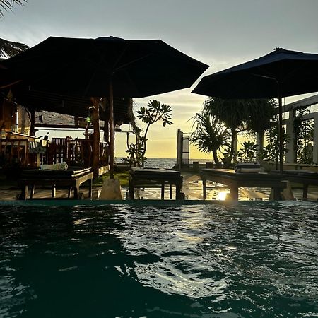 White Sand Villa - Beach Front 히카두와 외부 사진