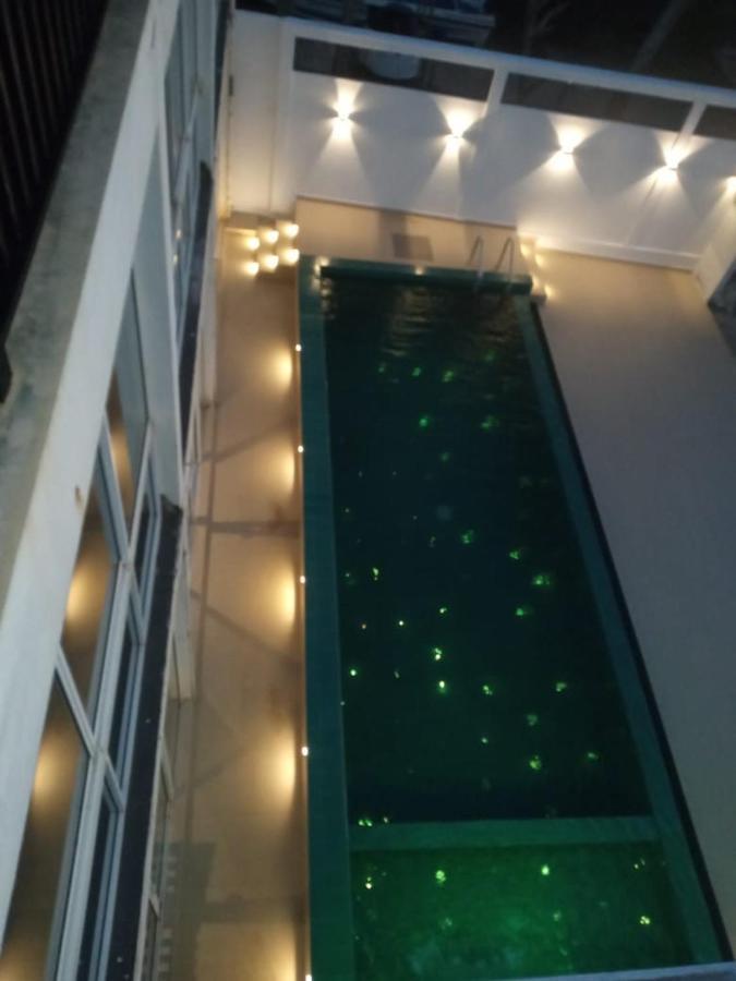 White Sand Villa - Beach Front 히카두와 외부 사진