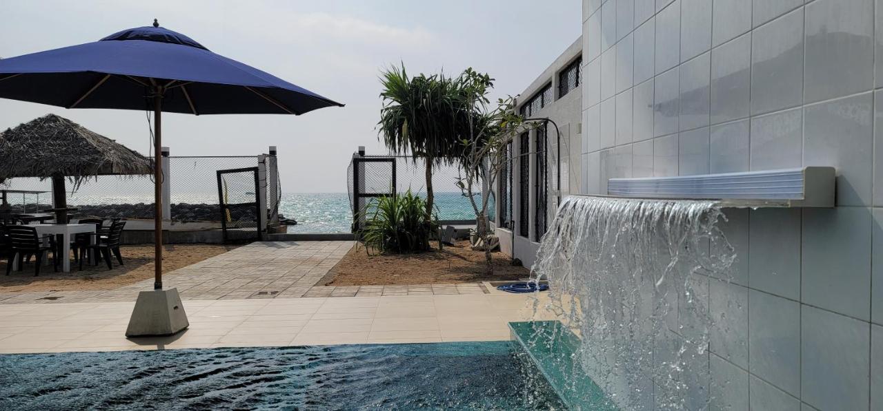 White Sand Villa - Beach Front 히카두와 외부 사진