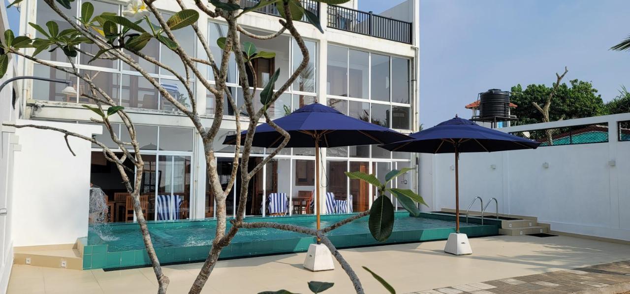 White Sand Villa - Beach Front 히카두와 외부 사진