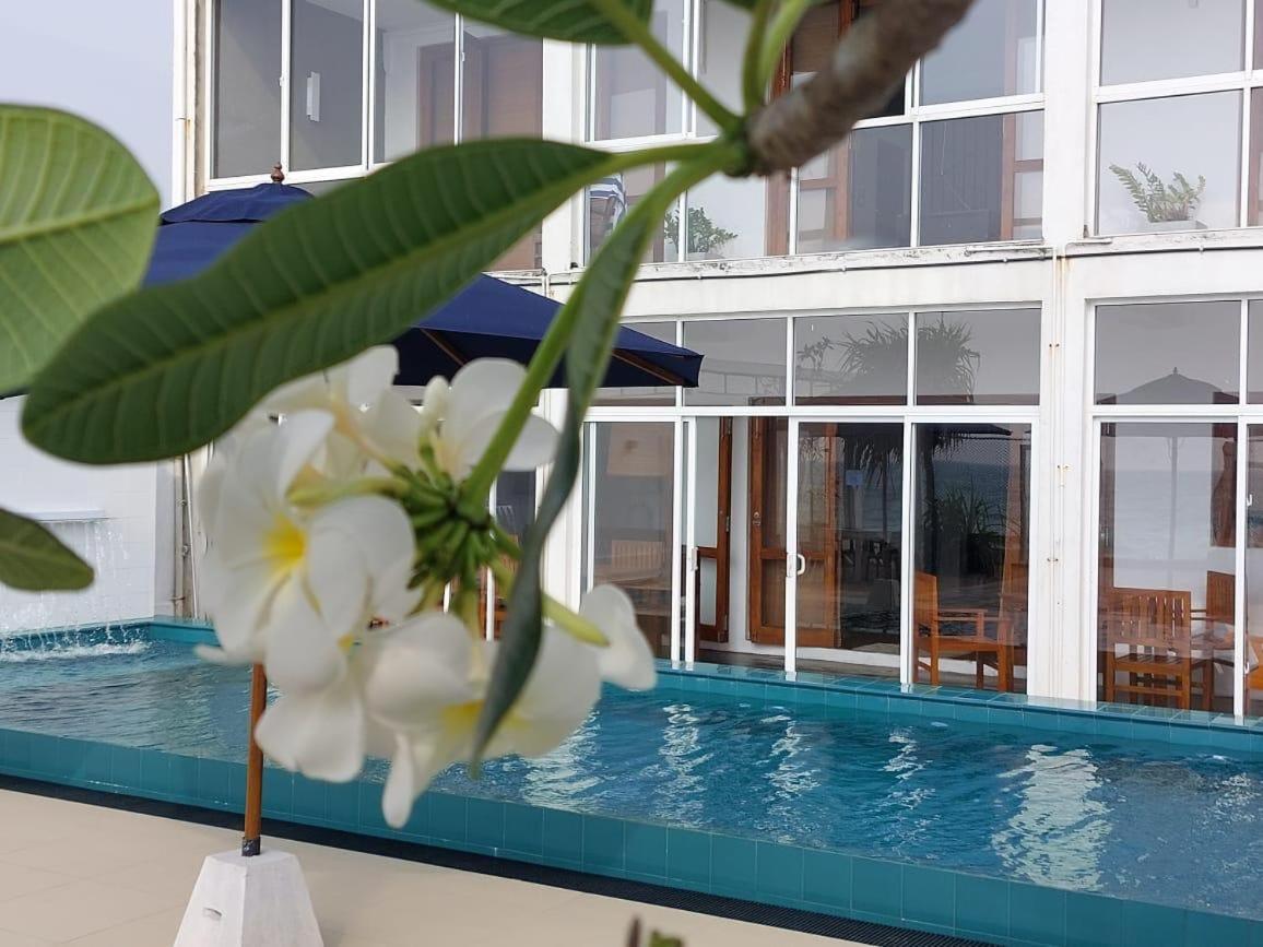 White Sand Villa - Beach Front 히카두와 외부 사진