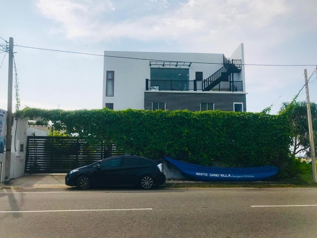White Sand Villa - Beach Front 히카두와 외부 사진