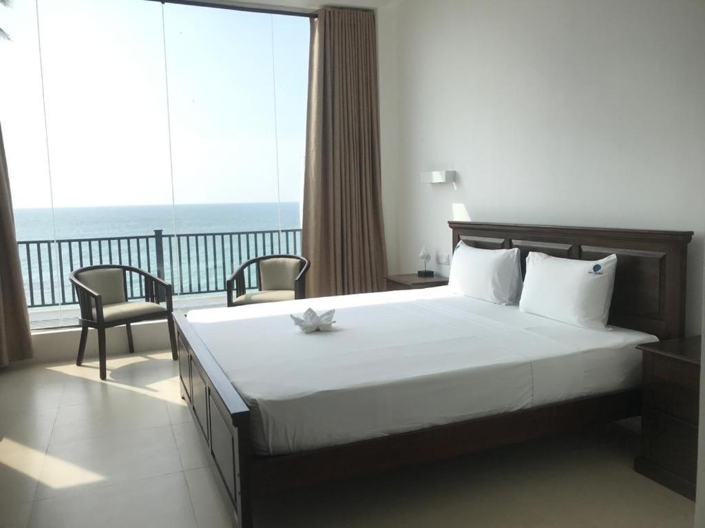 White Sand Villa - Beach Front 히카두와 외부 사진