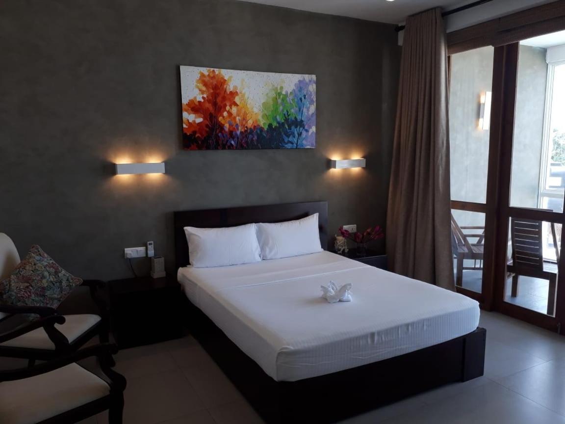 White Sand Villa - Beach Front 히카두와 외부 사진