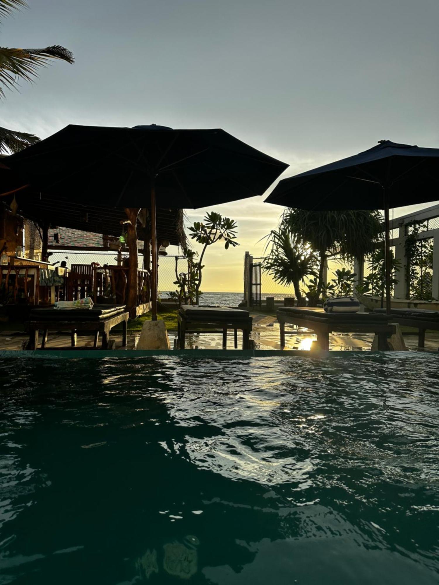White Sand Villa - Beach Front 히카두와 외부 사진