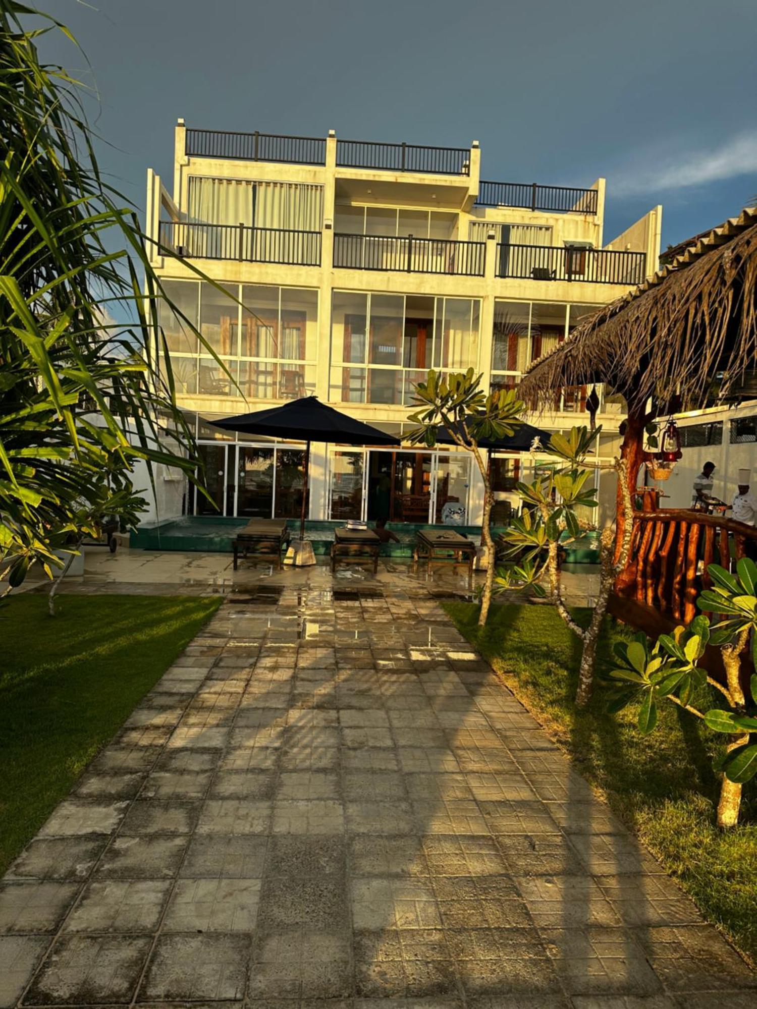 White Sand Villa - Beach Front 히카두와 외부 사진