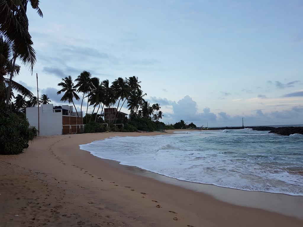 White Sand Villa - Beach Front 히카두와 외부 사진