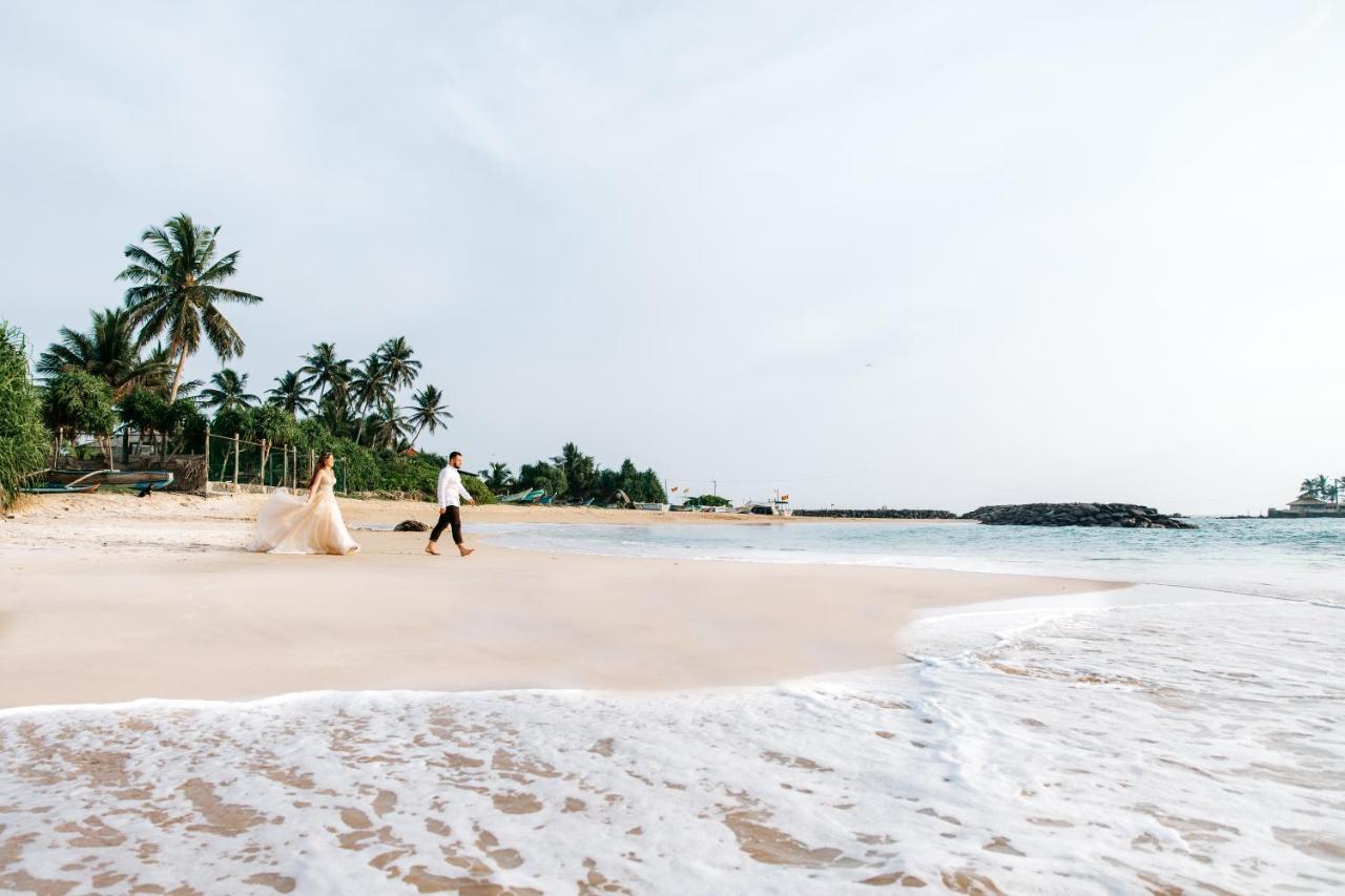 White Sand Villa - Beach Front 히카두와 외부 사진