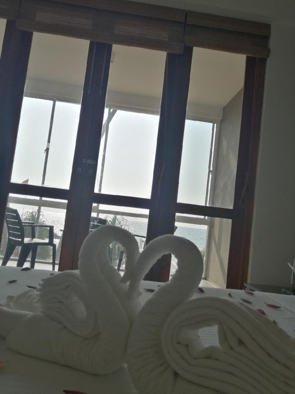 White Sand Villa - Beach Front 히카두와 외부 사진