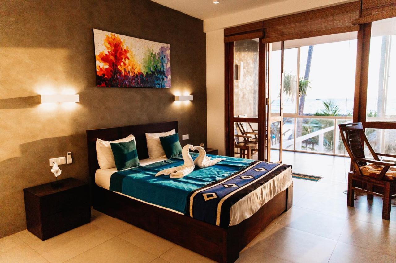White Sand Villa - Beach Front 히카두와 외부 사진