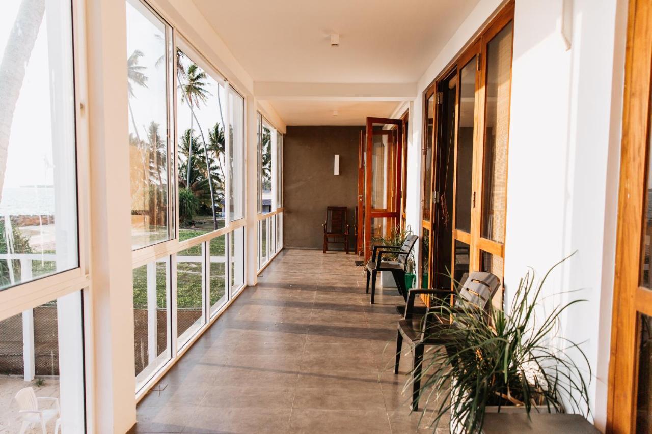 White Sand Villa - Beach Front 히카두와 외부 사진