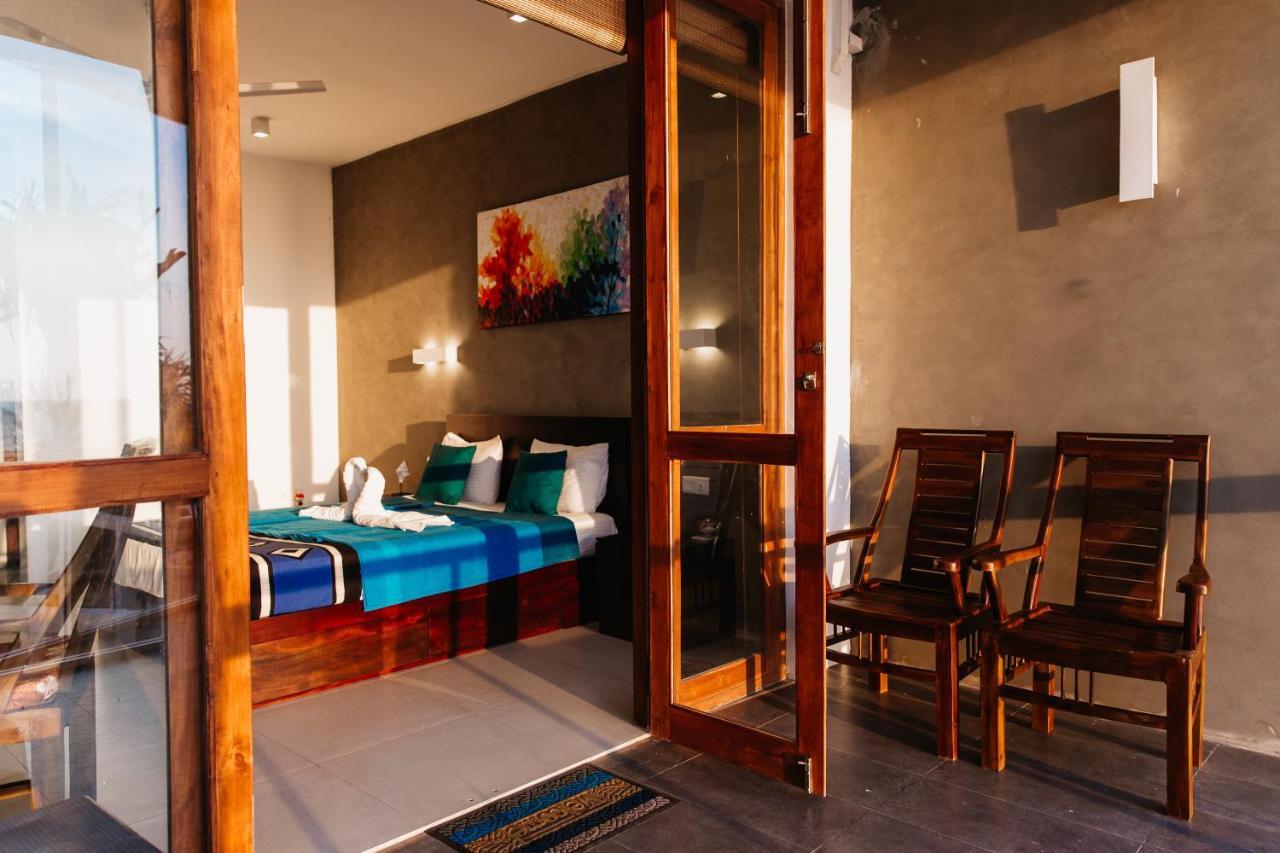 White Sand Villa - Beach Front 히카두와 외부 사진