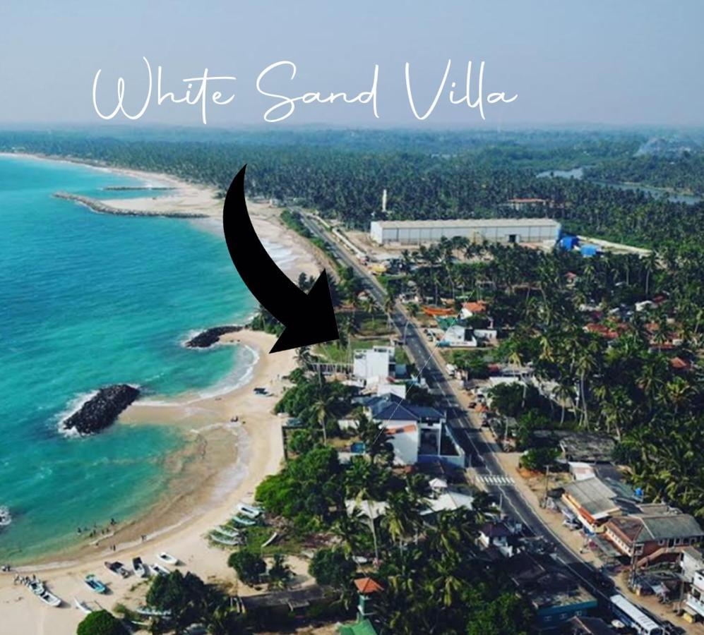 White Sand Villa - Beach Front 히카두와 외부 사진